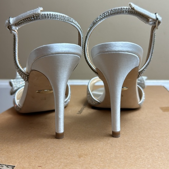 NWOT - Badgley Mischka Women's Rennie Heeled Sandal, Soft white, Size 6.5 😍🤍🩶 - Picture 16 of 17